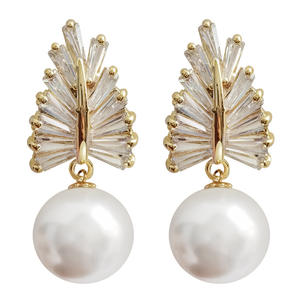 Boucles d'oreilles clous en forme de plume plaquées or avec fausse perle pendante, bijoux de mariage classiques pour femmes, perle blanche ronde de qualité AAA - Product Image 4