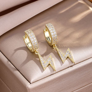 Pendientes de Aro Circulares RAKOL ZPE1941 con Superficie Lisa Redonda con Incrustaciones de Diamantes Rectangulares Cuadrados de Circonio - Product Image 2