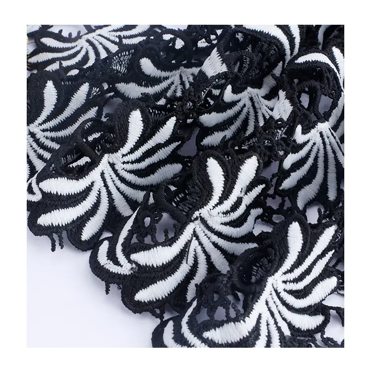 การออกแบบใหม่แฟชั่นนมผ้าไหมน้ำที่ละลายน้ำได้สีดำและสีขาวดอกไม้เย็บปักถักร้อยลูกไม้ผ้าสำหรับเสื้อผ้า