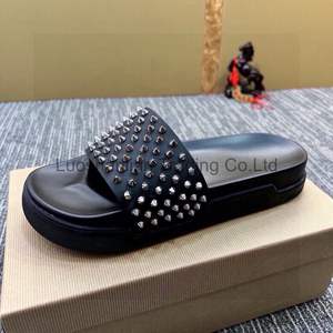 Pantuflas de Diseño de Alta Calidad 2026, Personalizadas, de Cuero, con Suela Gruesa y Tachuelas, Unisex, con Suela Roja, OEM ODM - Product Image 2