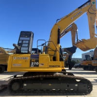 Excavatrice sur chenilles hydraulique Komatsu PC210LC d'occasion, 21 tonnes, d'origine japonaise, pour travaux de terrassement, carrière et démolition, avec moteur et engrenages.