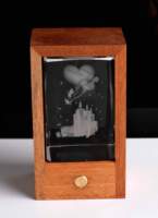 Vente en gros de lumière LED en bois veilleuse 3D en bois cube laser 3d cristal k9 verre cristal cadeau d'anniversaire trophée en cristal