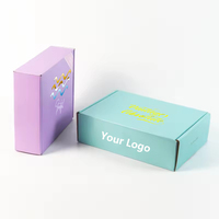 Boîte d'expédition en carton ondulé avec logo personnalisé, gaufrage et pelliculage mat, matériaux recyclés pour chaussettes et fourrures