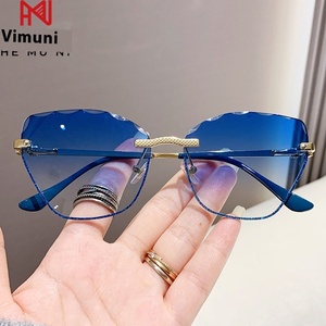 7177 nouveau oeil de chat mode luxe femmes lunettes de <span class=keywords><strong>soleil</strong></span> grand cadre coloré dégradé nuances Uv400 sans monture en métal cadre lunettes de <span class=keywords><strong>soleil</strong></span> - Product Image 2