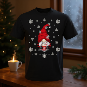 T-shirt de Noël mignon avec gnome et tasse de chocolat chaud pour femme - Product Image 3