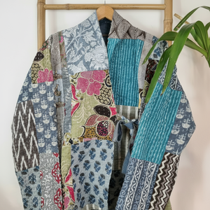 Top de mujer Kantha Quirky Grey Pastel Hue Patchwork Jacket Reversible Longitud corta Primavera Frente Tie Open Kimono Beach Adecuado - Product Image 1