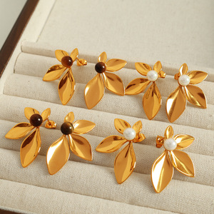 ต่างหูรูปดอกไม้ ชุบทอง 18K มุก โลหะผสมสังกะสี เครื่องประดับสำหรับงานปาร์ตี้ - Product Image 3