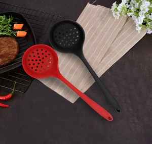 Cuillère passoire de cuisine à long manche en silicone antiadhésive pour soupes et ustensiles de cuisson - Product Image 4