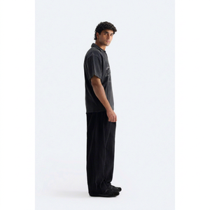 เสื้อยืดผู้ชายสไตล์วินเทจทรงโอเวอร์ไซส์ ผ้าฝ้าย 100% สำหรับฤดูใบไม้ผลิและฤดูร้อน ดีไซน์ใหม่ สไตล์ลำลอง ผ้าเจอร์ซีย์ย้อมสีพื้น น้ำหนัก 220 กรัม พร้อมโลโก้ด้านหน้า - Product Image 2