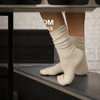 Chaussettes de compression en coton biologique et fibre de bambou tricotées avec logo personnalisé pour la saison printanière, unisexe, longueur mi-mollet avec design sur le corps et le bordure.