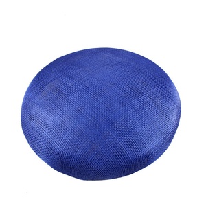 Fascinator da sposa con piume, in sinamay e rete, stile jockey club, cappello da chiesa - Product Image 4