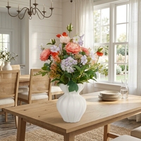 Künstlicher Blumenstrauß mit Korallen-Ranunkeln, Flieder-Hortensien, Gemischte Orange-Rosen und Weißer Geriffelter Kürbisanlage