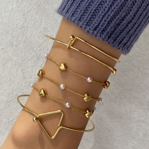 Ensemble de 3 bracelets en métal doré en forme de triangle et de cœur, chaîne réglable en alliage métallique, kit de bijoux pour femmes - Product Image 1