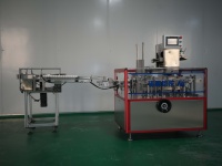 Máquina Versátil para Encartonar Botellas con Cambio de Formato sin Herramientas, Lubricación Automática y Panel Táctil