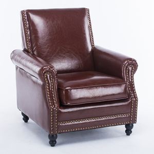 <span class=keywords><strong>Fauteuil</strong></span> d'appoint vintage en similicuir avec garniture cloutée, <span class=keywords><strong>fauteuil</strong></span> classique à accoudoirs roulés et pieds en bois massif - Product Image 1