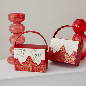 Caja de Regalo de Boda Roja con Diseño de <span class=keywords><strong>Castillo</strong></span> en Lámina Dorada 3D y Asa Ondulada de PU para Empacar Dulces - Product Image 1