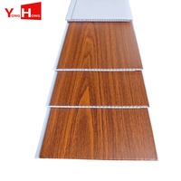 Carreaux de panneau de plafond en PVC résistant à la chaleur 600*600*7mm ignifuges pour l'installation de centre commercial d'hôpital d'hôtel sur la grille de plafond