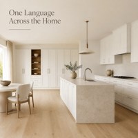 Ensemble de meubles de cuisine Shaker modernes sur mesure, armoires basses gris-beige, îlot en bois naturel, armoires hautes à façade vitrée, plan de travail en pierre, vente en gros