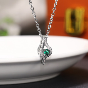 Collana con Ciondolo in Argento 925 con Cristallo Verde, Taglio Brillante Rotondo, Montatura a Griffe, Catena a Maglia Quadrata, Classica per Uso Quotidiano Femminile - Product Image 1