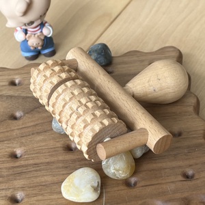 Disfrute relajando los meridianos del cuerpo con el masajeador de mano con rodillo de madera de haya - Product Image 3