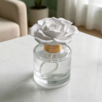 Diffuseur de parfum d'ambiance en verre de 100 ml avec fleur de rose en céramique faite à la main, pierre aromatique et bâtonnets en rotin pour huiles essentielles