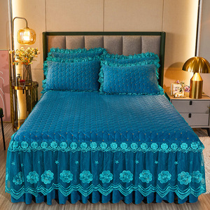 2022 New <span class=keywords><strong>Bed</strong></span> Rock Tröster Hochzeit <span class=keywords><strong>Full</strong></span> Size Spitze Samt Quilten Stickerei Bettwäsche Set Tages decke Bettdecke - Product Image 2