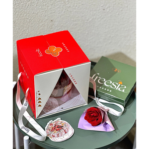 Boîte d'emballage pour gâteaux de boulangerie avec logo personnalisé, couvercle à rabat, ouverture à double aile et fenêtre transparente - Product Image 1