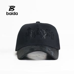 Gorra de Béisbol de Gamuza Personalizable con su Logotipo, Gorras Deportivas Personalizadas con Bordado Cruzado y Detalle de Pedrería para un Estilo Único - Product Image 1