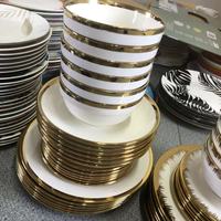 Service de table en porcelaine à bord doré de 18 pièces avec motif incrusté d'or, design vintage de luxe léger, comprenant des bols et des assiettes