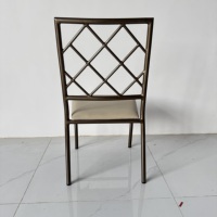 Chaise de salle à manger empilable en métal à dossier en grille diamantée pour hôtel de charme, salle multifonctionnelle, restaurant occidental de style européen