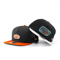 Casquettes Snapback Unisexe de Golf Premium 5 Panneaux Imperméables en Jersey Performance avec Logo en Caoutchouc PVC et Visière Plate Perforée Hydro