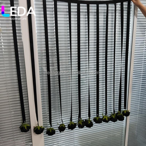 Cortinas de techo lisas personalizadas LEDA con cinta de flores artificiales y cuentas para decoración de techos de boda, empaquetadas en cajas. - Product Image 2