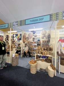 Sac de mode éthique classique Lombok fait à la main ovale Ketak sac en cuir tissé avec doublure traditionnelle Sasak Tenun artisanat en osier - Product Image 6