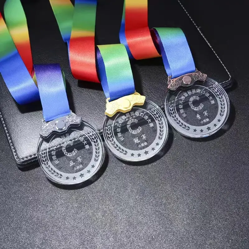 Medali kaca hadiah personalisasi medali kristal ukiran khusus medali emas dan piala kaca kristal perak