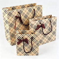 Sac cadeau en papier beige écologique à motif diagonale, ruban à pois, poignée en corde marron, corps en carton, logo personnalisé, vente en gros
