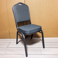 Chaise d'hôtel en métal noir peint, prix d'usine, empilable, couleurs personnalisées, chaises de banquet de mariage en tissu