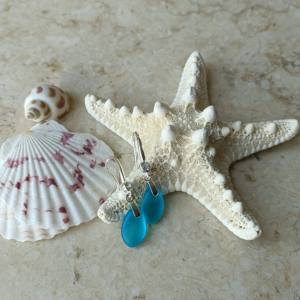 Boucles d'oreilles pendantes en verre de mer en forme de larme, plaquées or, avec pierres de verre de mer, collection Summer Beach Life Journey Organic Shape - Product Image 3