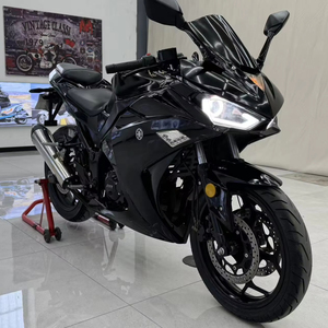 Moto sportive noire avec carénage complet, échappement argenté, <span class=keywords><strong>pour</strong></span> la course urbaine, <span class=keywords><strong>pour</strong></span> les pilotes adultes - Product Image 1