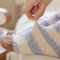 Chaussettes d'hiver douillettes pour femmes avec logo personnalisé, chaussettes à rayures mignonnes, longueur haute, respirantes, durables, chaussettes douillettes de Noël