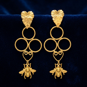 Boucles d'oreilles pendantes classiques en laiton faites à la main avec perle d'imitation, plaqué or 14 carats, sertissage griffe, design indien unisexe - Product Image 3