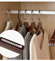 Cintres en bois naturel noir économiques pour vêtements, manteaux et pantalons, personnalisables avec logo, vente en gros