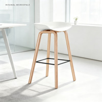 Chaise de bar minimaliste, tabouret haut avec pieds en bois de caoutchouc, siège ergonomique en PP, adapté pour la cuisine de bureau, la réception d'un café.