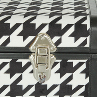 Malle de rangement moderne recouverte de tissu noir et blanc avec passepoil en cuir et accessoires à serrure argentée