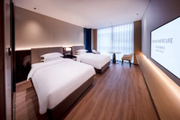 Ensemble de chambre à coucher moderne de luxe en bois, lit king size, cadre en bois massif, tête de lit rembourrée - Meubles pour hôtel et appartement, tailles personnalisables