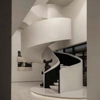 Escalier en colimaçon en métal noir avec marches en bois, design moderne et compact, personnalisable pour projet de rénovation intérieure de villa