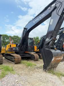 รถขุดมือสอง Volvo EC210 ขนาด 21 ตัน คุณภาพเชื่อถือได้ พร้อมชุดตีนตะขาบที่แข็งแรง เหมาะสำหรับงานขุดดินและงานฐานราก - Product Image 1