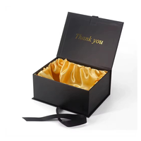 Boîtes cadeaux à rabat avec doublure dorée, personnalisables avec des impressions dorées, pour l'emballage d'accessoires de luxe