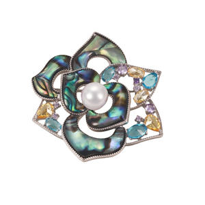 เข็มกลัดรูปดอกคามิลเลียสำหรับผู้หญิงจาก Zhuji Jewelry Wholesale ประดับเปลือกหอยมุกอะบาโลน ป้องกันแสง ประดับมุกน้ำจืด รูปทรงเข็มกลัดสำหรับงานแต่งงาน - Product Image 5