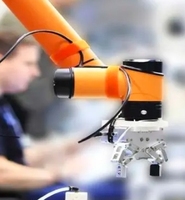 Le robot collaboratif AUBO I10 et les travailleurs réalisent une coopération humain-machine pour réaliser une série de travaux et de tâches d'assemblage