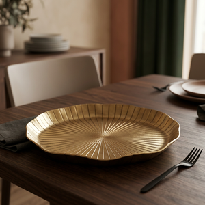 Assiette décorative en métal de forme irrégulière, faite à la main, polie, design minimaliste, pour les fêtes - Product Image 4